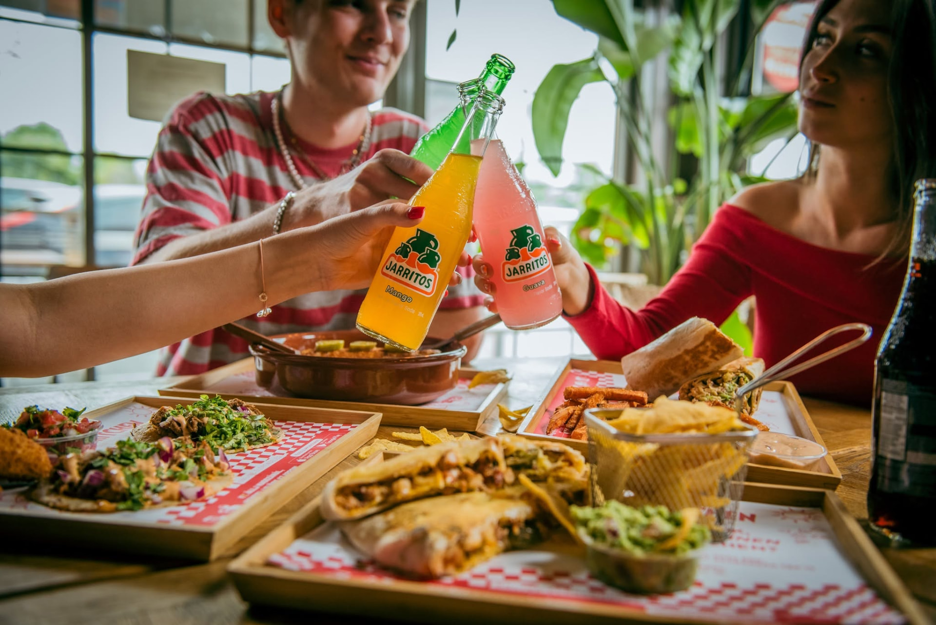 MexKitchen asztal tele tex-mex ételekkel és üdítőkkel