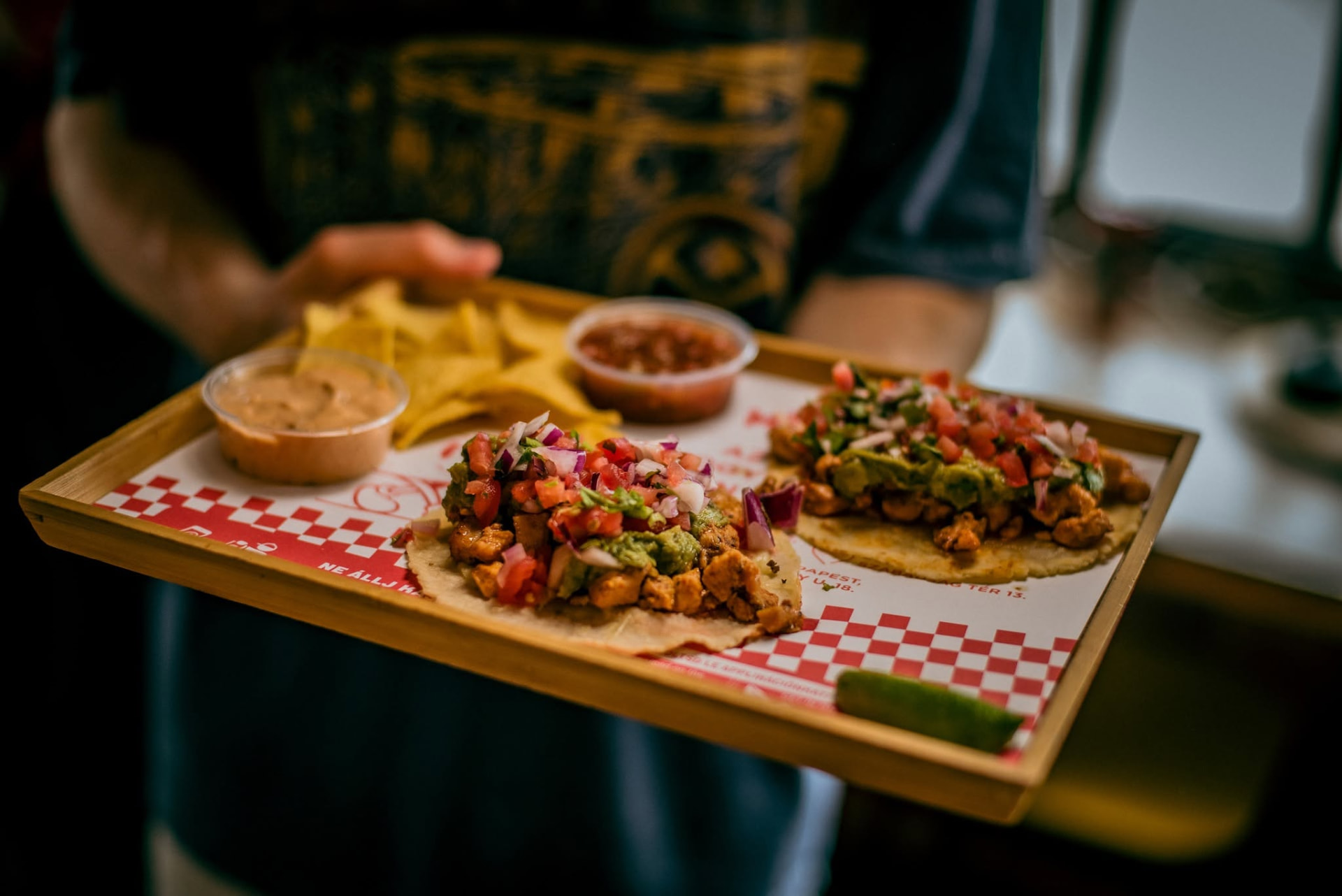 MexKitchen tacók chipsszel és szószokkal tálcán