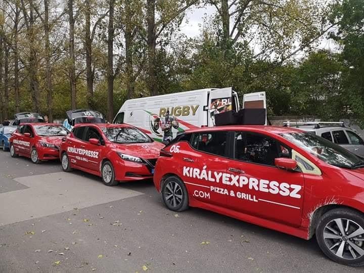 A Király Expressz piros futárautó-flottája