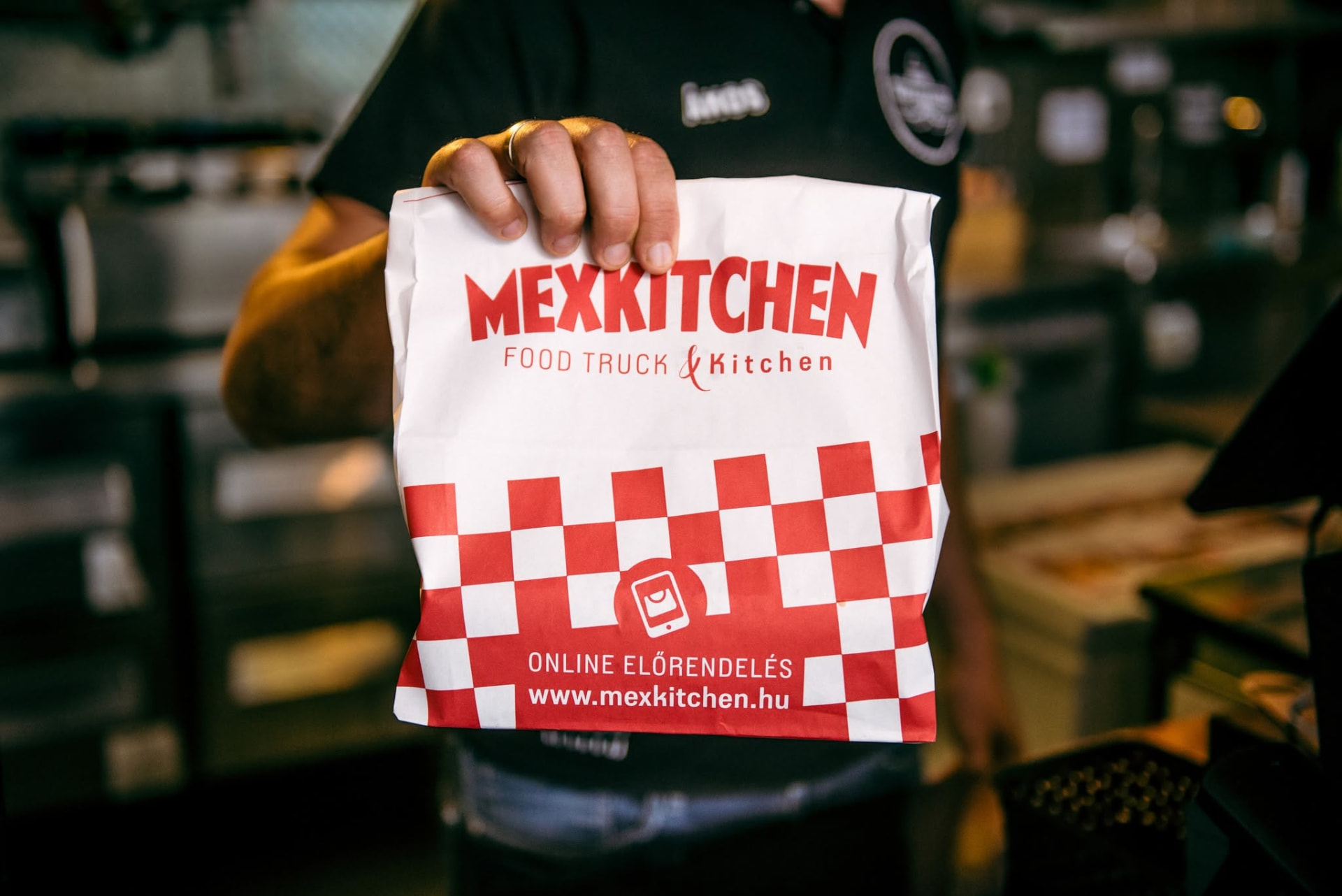 MexKitchen papírzacskó az online előrendelés feliratával