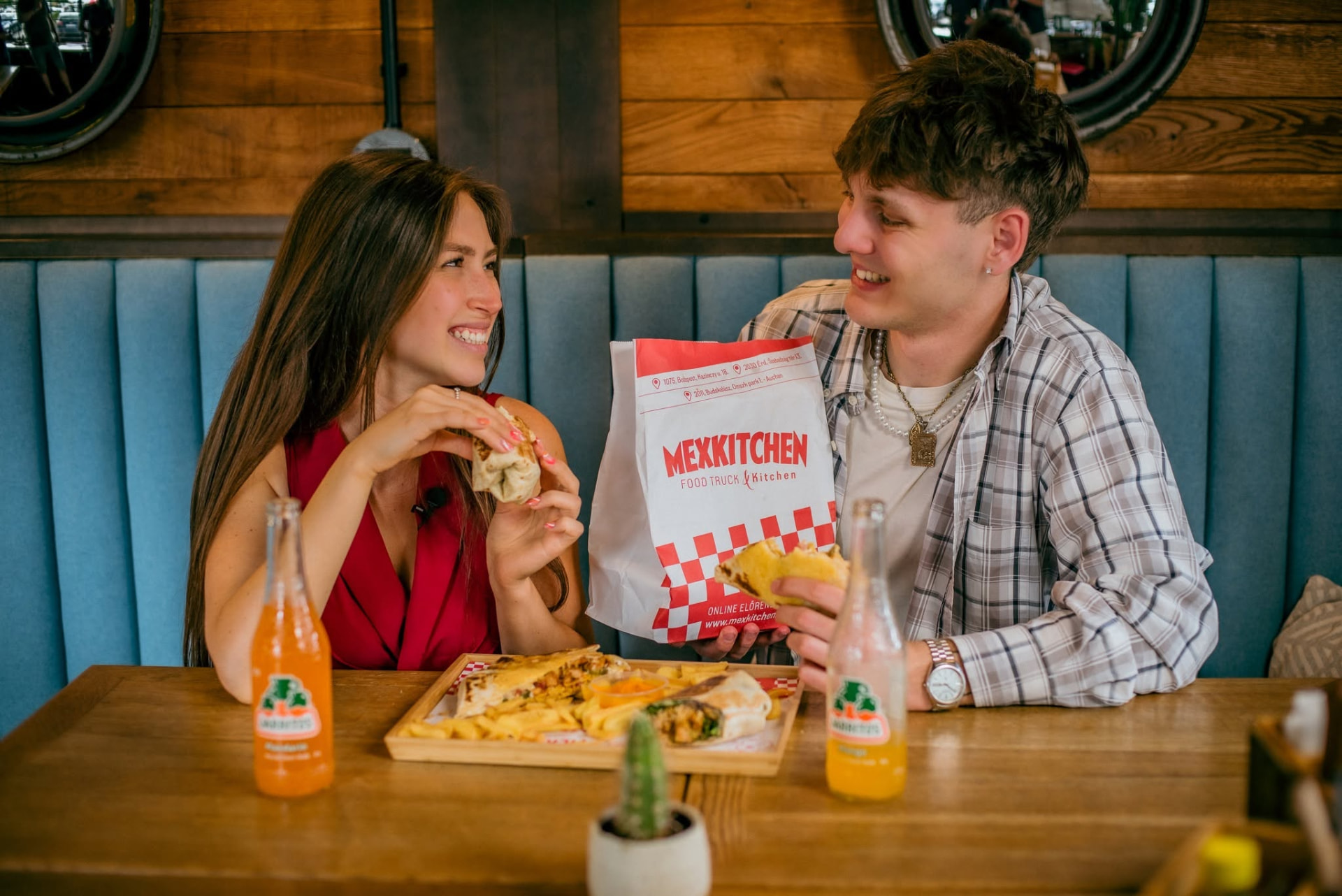 Két vendég MexKitchen csomagból eszik az étteremben