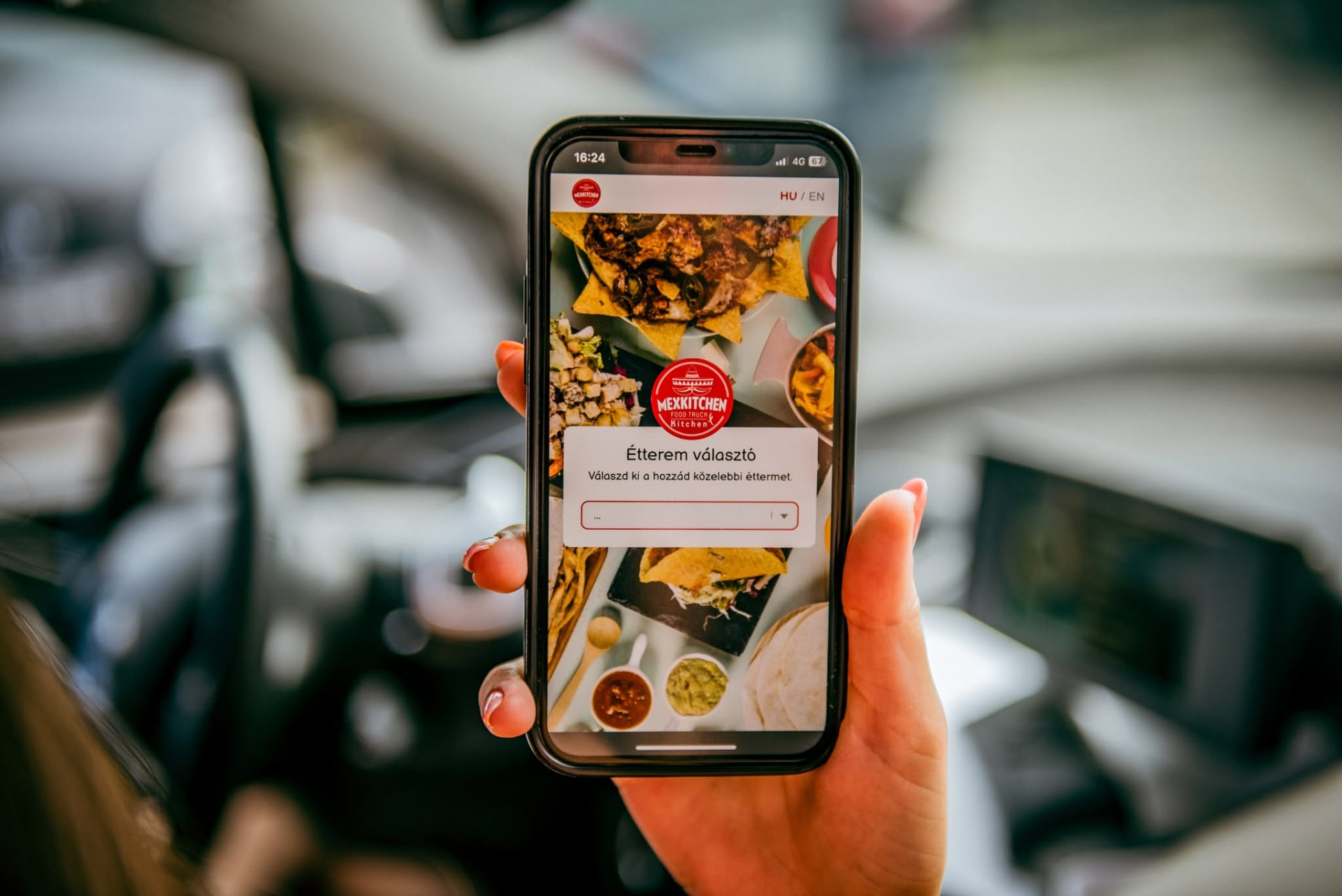 Vendég a MexKitchen online rendelés alkalmazását nézi a telefonján