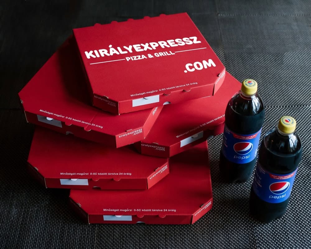 Király Expressz márkás pizzadobozok üdítőkkel